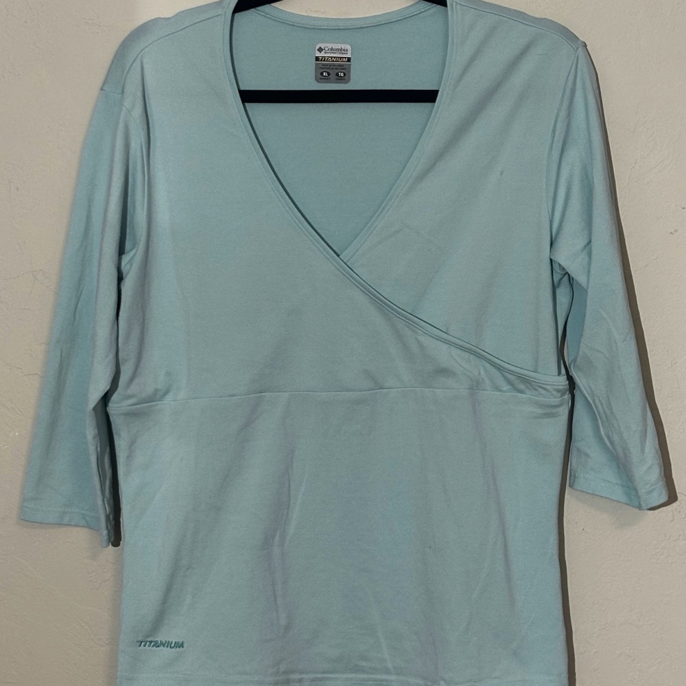 Columbia Titanium Women's Boundless Days V-neck crossover l/s active wear shirt